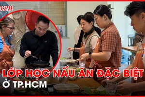 Khi du khách ngoại học cách nấu món ăn Việt…