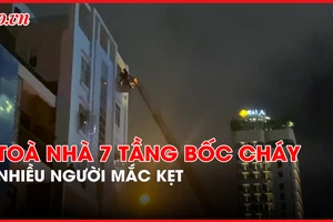 Tòa nhà 7 bảy tầng bốc cháy dữ dội, nhiều người chờ cứu