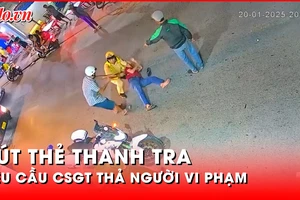 Video: Rút thẻ thanh tra xây dựng yêu cầu CSGT thả người vi phạm