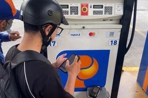 Vì sao nhiều cây xăng ở TP.HCM từ chối chuyển khoản?