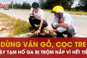 Quảng Trị: Dùng ván gỗ, cọc tre đậy tạm hố ga bị trộm nắp vì…hết tiền