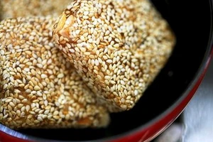 Bánh khô mè Cẩm Lệ