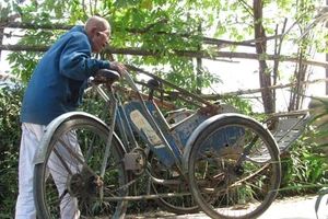 Cụ ông gần 100 tuổi đạp xích lô