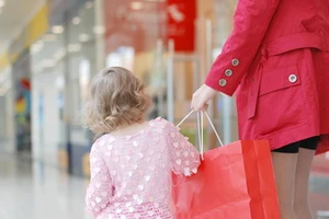 Chuẩn bị những gì khi cùng con đi mua sắm Tết