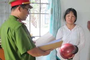 Làm giả giấy hồng đi lừa đảo