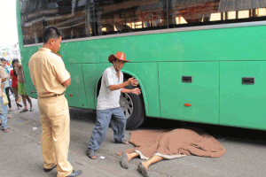 Lao đầu vào xe khách tự tử trước bến xe Miền Tây