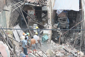 Sập nhà giữa trưa, bốn người thoát chết