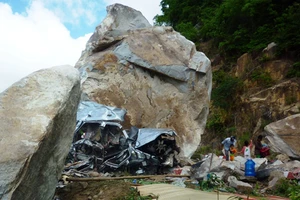 Đá lăn từ núi Cấm đè bẹp ôtô, 6 người chết