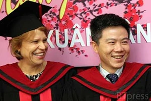 GS Ngô Bảo Châu nhận bằng Tiến sĩ danh dự của ĐHQGHN