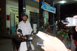 Vụ nhân viên cây xăng định đánh khách hàng: vì buồn chuyện tình cảm?