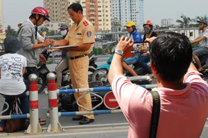 Yêu cầu ghi hình CSGT phải xin phép là trái luật