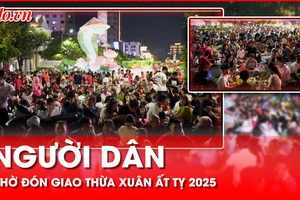 Video: Người dân đổ về các điểm bắn pháo hoa chờ đón giao thừa Xuân Ất Tỵ 2025