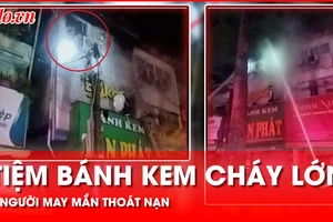 Video: Tiệm bánh kem ở quận 1 cháy lớn, cảnh sát giải cứu 8 người trong gang tấc