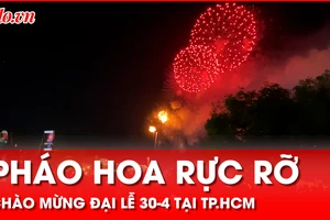 Bầu trời TP.HCM rực sáng với màn bắn pháo hoa chào mừng đại lễ 30-4 