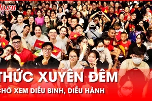 Người dân thức trắng đêm chờ xem tổng duyệt lễ diễu binh, diễu hành 30-4