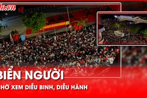 Nhìn từ trên cao: Biển người thức trắng đêm, chen chân chờ xem lễ diễu binh diễu hành 30-4