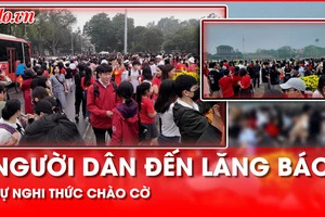 Người dân tập trung trước Lăng Chủ tịch Hồ Chí Minh từ sớm dự nghi thức chào cờ