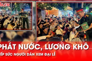 Người dân xúc động khi được các chiến sĩ Quân khu 7 tiếp sức bằng lương khô, nước suối