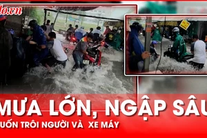 Mưa lớn, nước chảy như thác, cuốn trôi cả người và xe máy