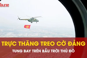 Trực thăng treo cờ Đảng, cờ Tổ quốc bay trên bầu trời Hà Nội