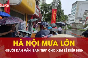 Hà Nội mưa lớn nhưng người dân vẫn ‘bám trụ’ chờ xem lễ diễu binh chính thức