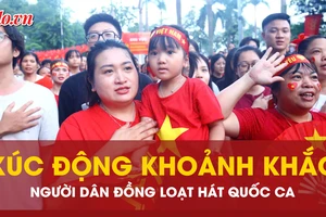 Xúc động khoảnh khắc hàng vạn người dân đồng loạt hát Quốc ca tại Quảng trường Ba Đình