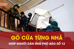 Gõ cửa từng nhà, giúp người dân ứng phó bão số 12