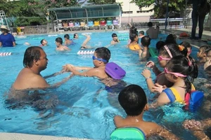 Học sinh chưa biết bơi, nhà trường sẽ dạy miễn phí 