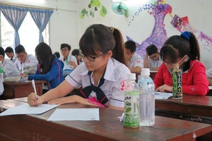Hơn 1.000 học sinh lớp 12 thi thử đại học