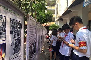 Học lịch sử dưới tán cây, sân trường