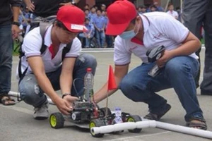 'Kịch tính' cuộc đua ô tô mô hình tự chế của sinh viên