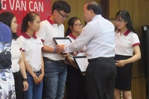 70 sinh viên nhận học bổng Lương Văn Can