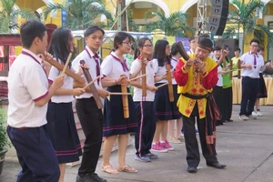 Học sinh mê mẩn nghe hát chèo, đờn ca tài tử