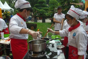 Học sinh trổ tài nấu ăn tại chung kết 'đầu bếp trẻ'