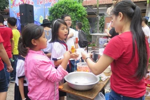 Thầy trò bán hàng thu hơn 140 triệu giúp người nghèo