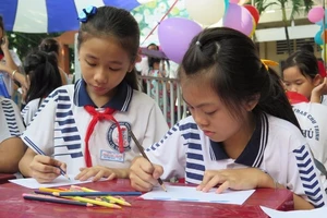 TP.HCM: Không tổ chức thi, khảo sát xếp lớp 