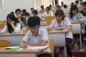 Gần 2.000 học sinh thi kiểm tra năng lực vào ĐH Quốc tế