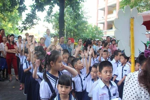 Học sinh lớp 1 mếu máo, bỡ ngỡ ngày đầu tựu trường