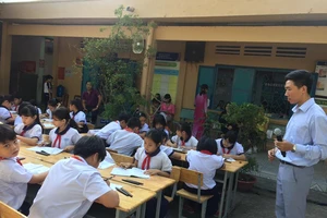 Biến bục sân khấu ở sân trường thành bục giảng