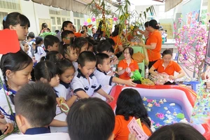 Cấm trường học chúc Tết, tặng quà cho lãnh đạo 