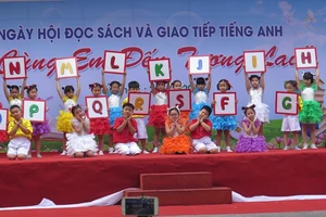 Cô trò dựng trại đọc sách, thực hành tiếng Anh