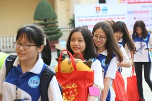 Sinh viên nghèo được nhà trường hỗ trợ xe về quê đón Tết