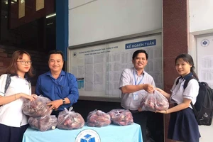 Sinh viên thực phẩm “giải cứu” hơn 10 tấn khoai lang