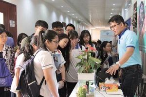 Học sinh lớp 12 trải nghiệm một ngày làm sinh viên ĐH Quốc tế