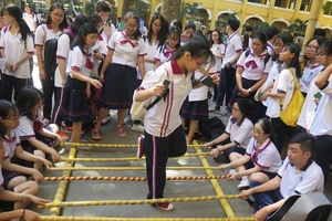 'Chu du' vòng quanh thế giới ngay trong sân trường