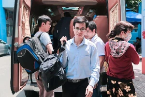 Hàng ngàn giảng viên “khăn gói” lên đường làm giám thị