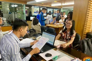 Bất ngờ thí sinh 63 tuổi đi làm hồ sơ xét tuyển đại học