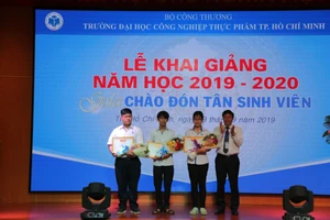 Trao học bổng hàng tỉ đồng cho tân sinh viên dịp khai giảng