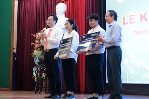Hai thủ khoa khoa y ĐHQG TP.HCM nhận học bổng 80 triệu đồng