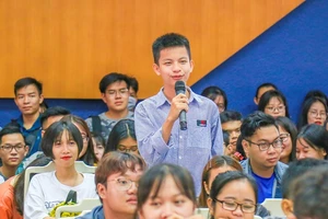 Sinh viên luật tìm hiểu cách tránh thai, dùng bao cao su